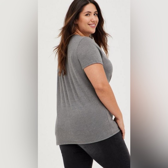 Torrid Gray Size 3 Breast Cancer Awareness Gray Graphic Tee NWOT - Picture 2 of 7